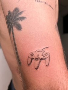 Tatuaje pequeño de control de Nintendo 64