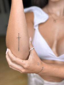 Tatuaje pequeño de cruz