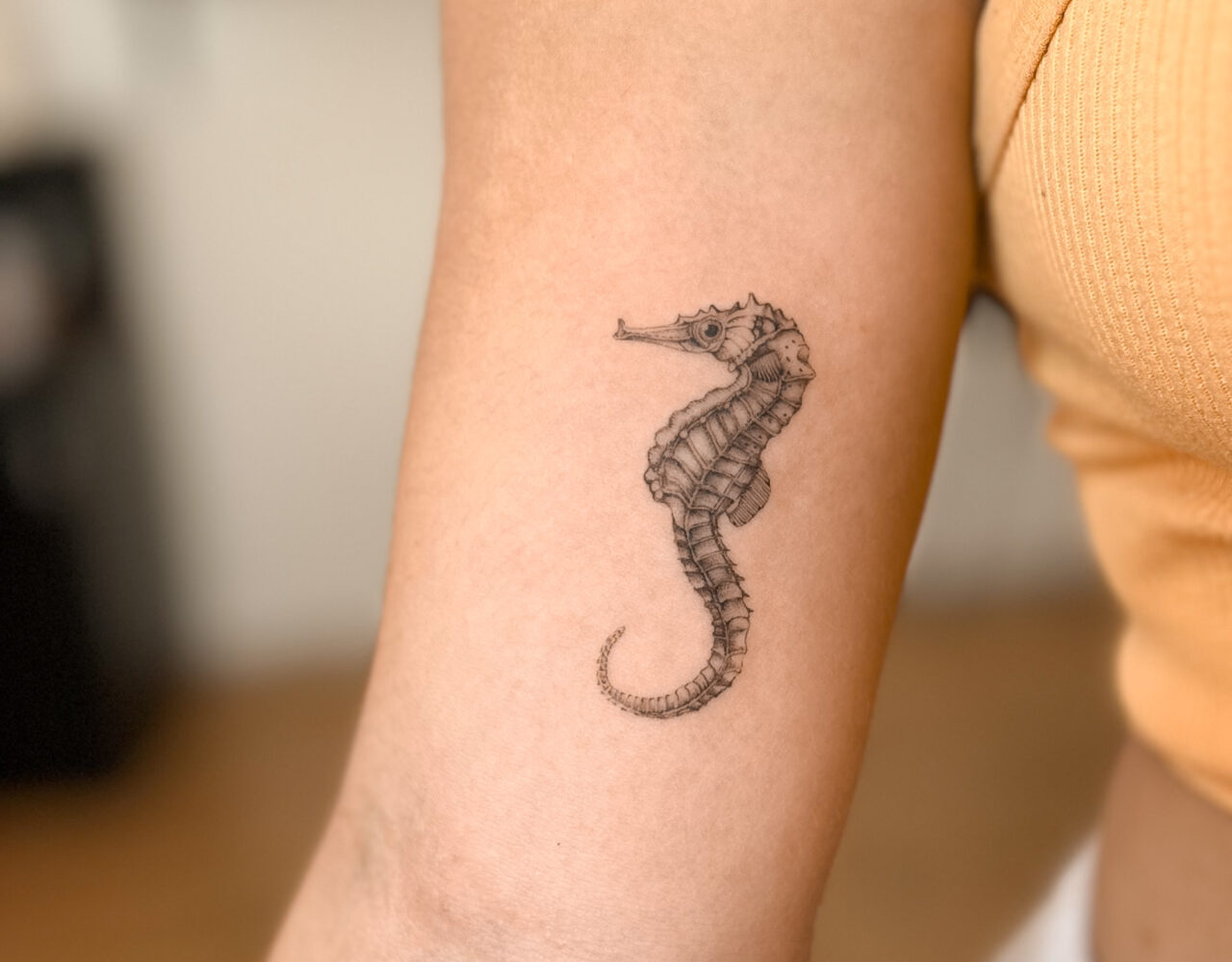 Tatuaje pequeño de caballito de mar