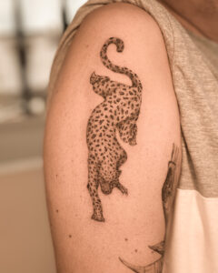Tatuaje pequeño de jaguar, felino, gepardo, chita
