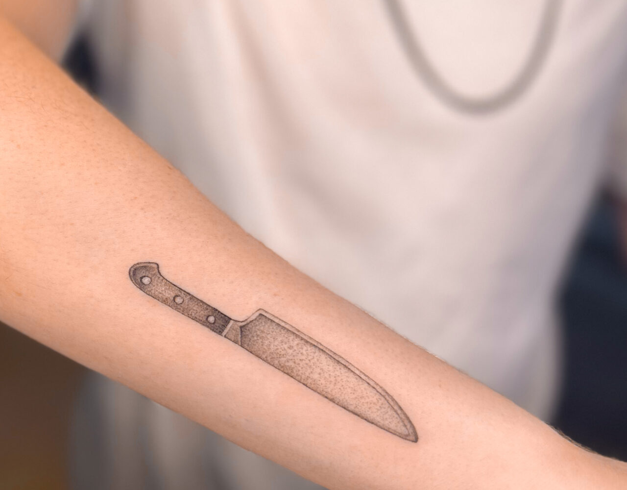 Tatuaje pequeño de cuchillo de mesa, cuchillo