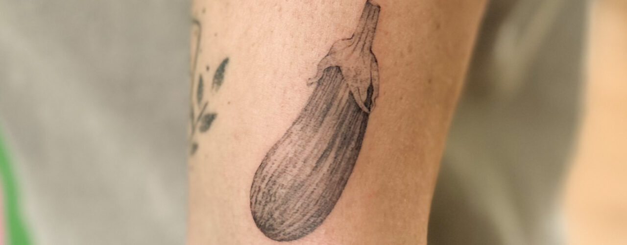 Tatuaje pequeño de berenjena, vegetal