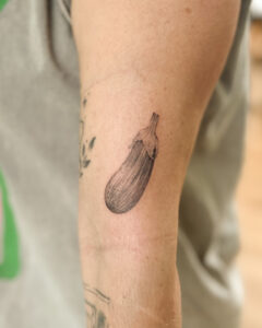 Tatuaje pequeño de berenjena, vegetal