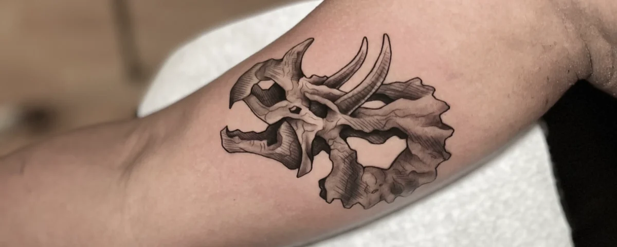 Tatuaje pequeño de calavera de dinosaurio