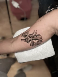 Tatuaje pequeño de calavera de dinosaurio